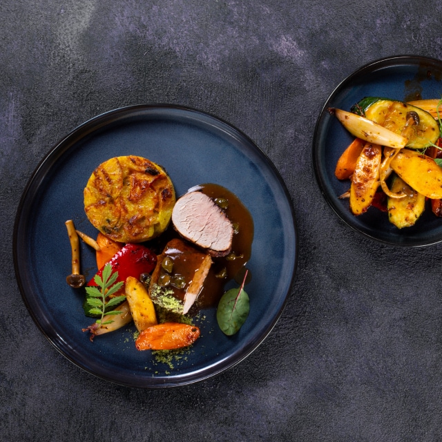 Polędwiczka w sosie z ziołami prowansalskimi, z gratine dyniowo – ziemniaczanym i grillowanymi warzywami Polędwiczka w sosie z ziołami prowansalskimi, z gratine dyniowo – ziemniaczanym i grillowanymi warzywami